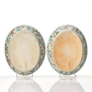 A pair of famille rose dishes, Qing dynasty, 19th Century.