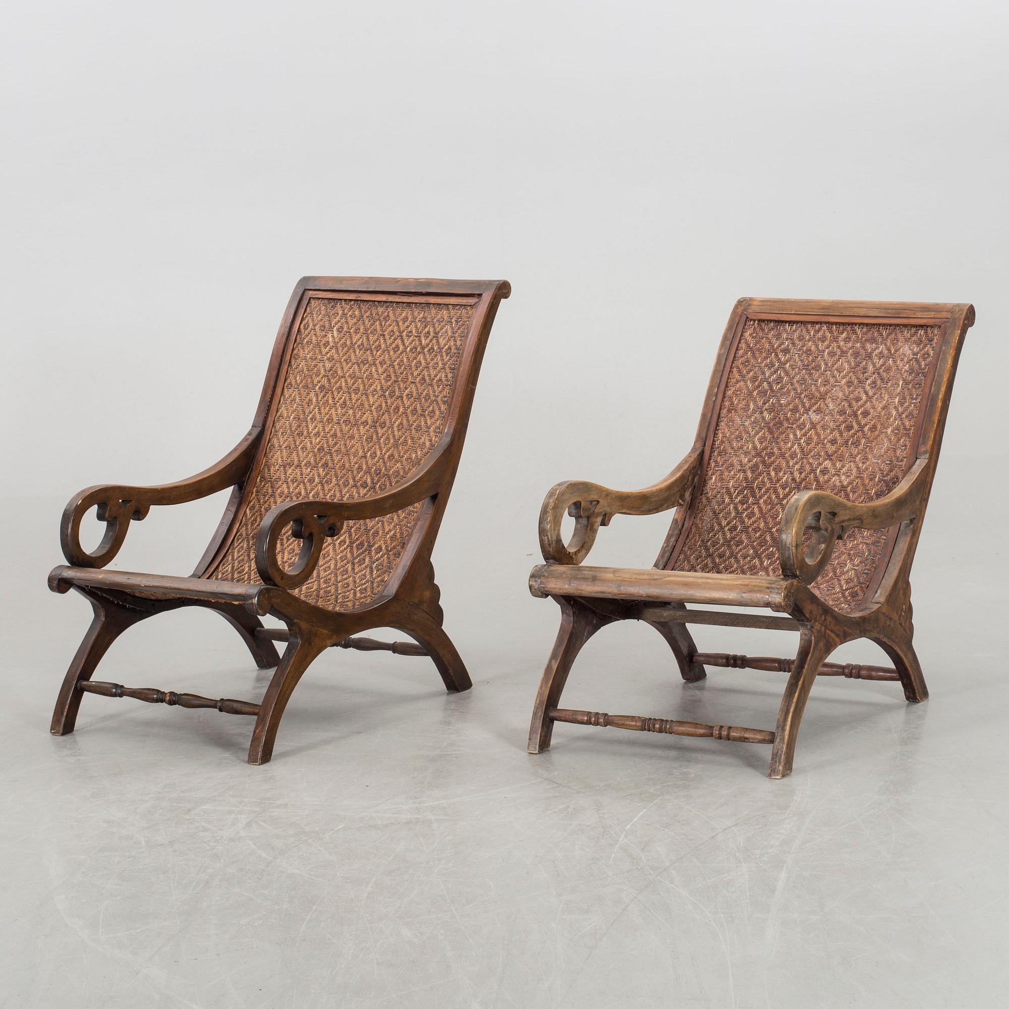 VILSTOLAR, 2 st  SAMT EN FOTPALL, kolonialstil, modern tillverkning.