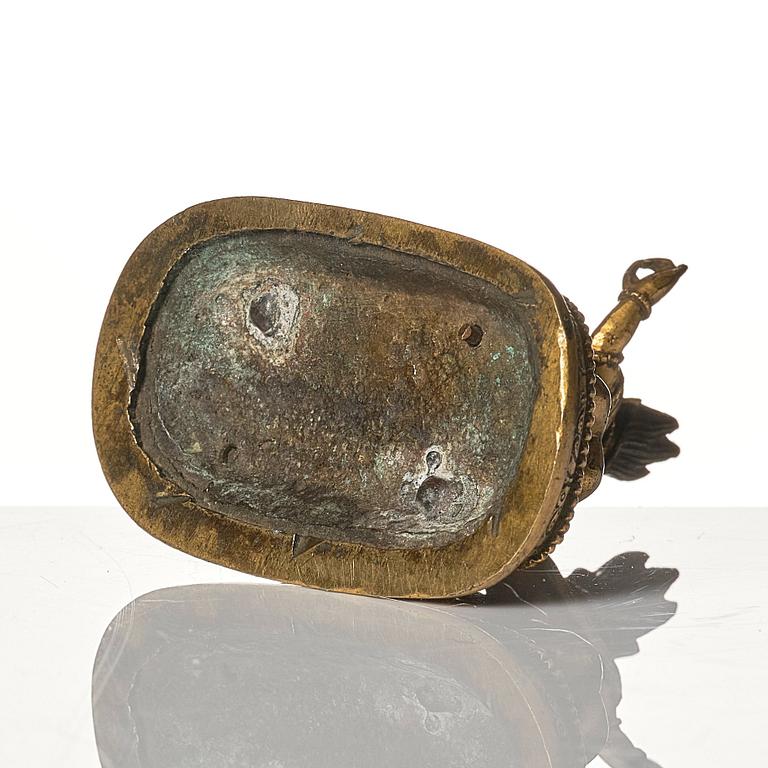 Vredgad gudom ridandes på ett lik, förgylld brons. Tibetokinesisk, 1700-tal.
