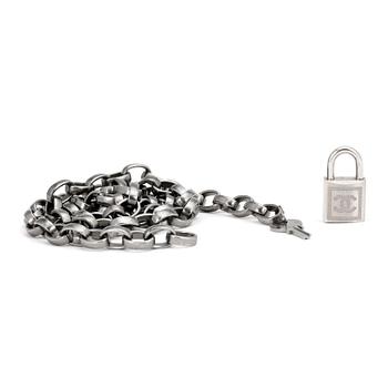 636. CHANEL, a chain belt.