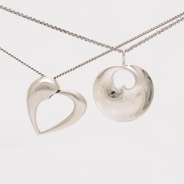 Georg Jensen 2 hängen med kedjor,sterling silver,  "Artist heart" av Karim Rashid, "Hidden heart" av Torun Bülow-Hübe.
