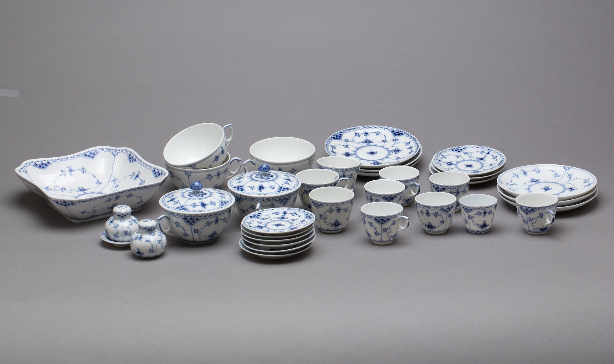 SERVIS, ca 65 delar, "Musselmalet", halvblond, Royal Copenhagen.