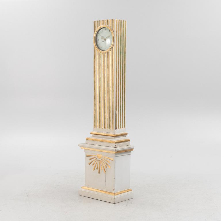 A late Gustavian longcase clock, circa 1800.