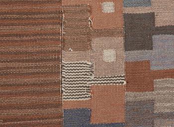 CARPET. Flat weave (rölakan). 659 x 318,5 cm. Possibly Linköpings Hemslöjd.