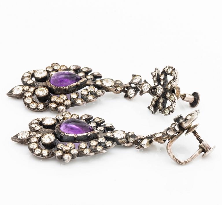 COLLIER samt ett par ÖRHÄNGEN, paste, ametister, silver, troligen 1900-talets första hälft, originaletui.
