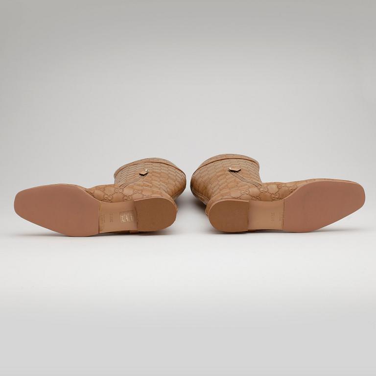 GUCCI, ett par stövlar.