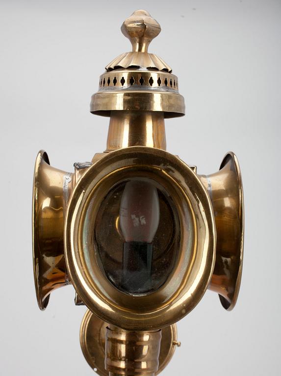 VÄGGLYKTOR, mässing, 1900-tal.