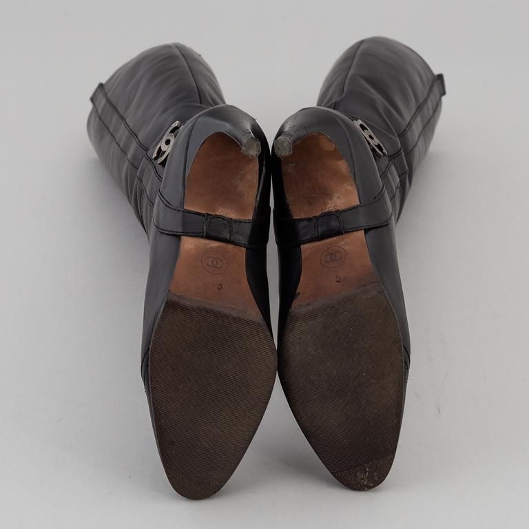 CHANEL, a pair of black leather boots, size 35,5.