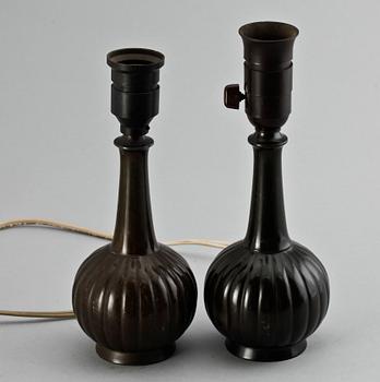 BORDSLAMPOR, ett par, patinerad metall, Just Andersen, 1920/30-tal.