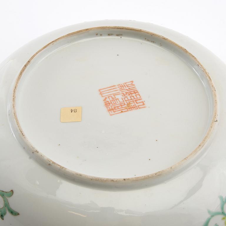 Skålfat ett par snarlika  Qing-dynastin  omkring 1900 Qianlongs märke porslin.