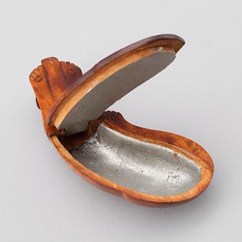 SNUSHUND, skuret trä, 1900-tal.