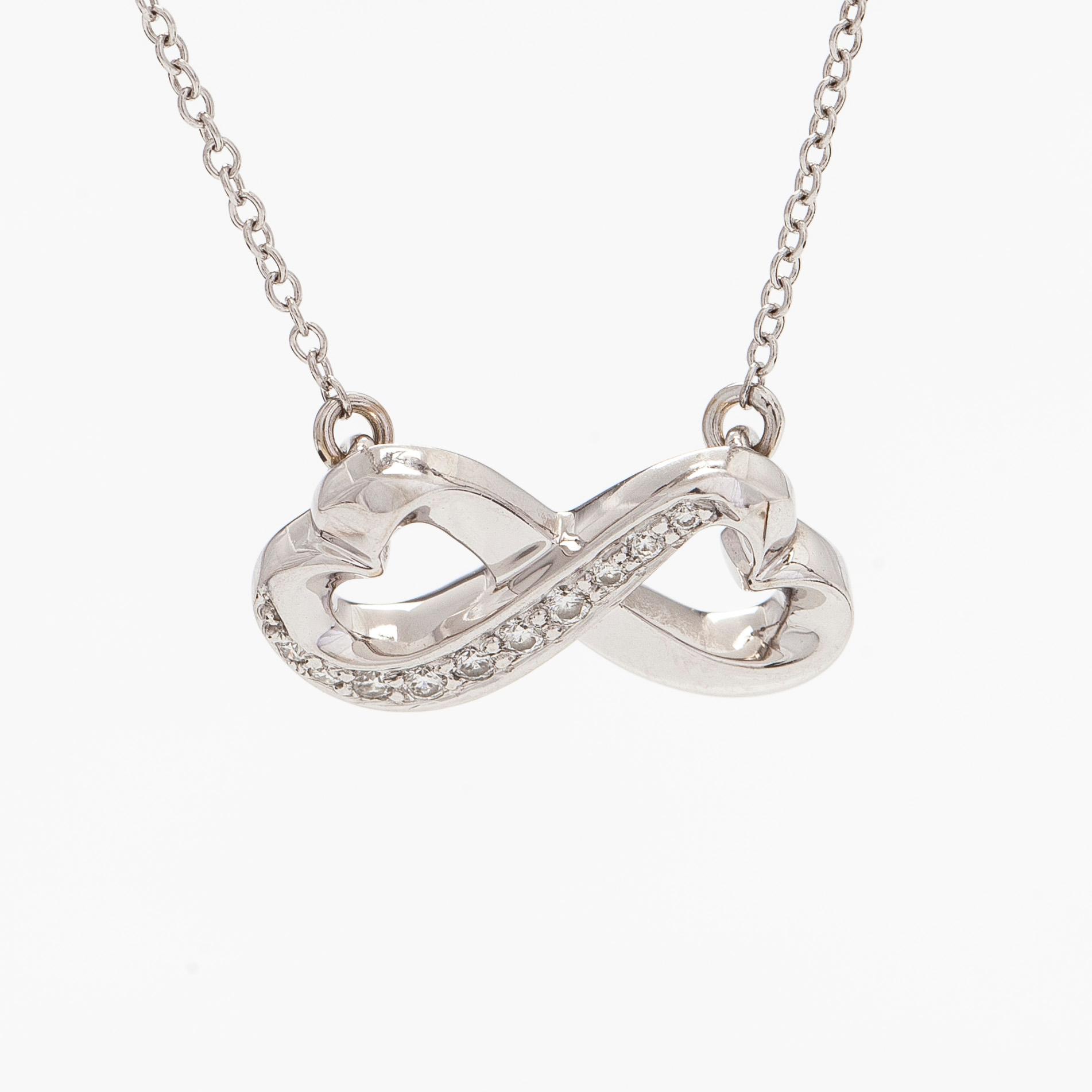 Tiffany & Co, Paloma Picasso, "Double Loving Heart" kaulakoru, 18K valkokultaa ja briljanttihiottuja timantteja.