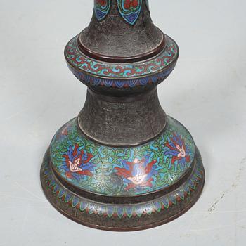 PIEDESTAL samt YTTERFODER, cloisonné, orientalisk, 1900-tal.