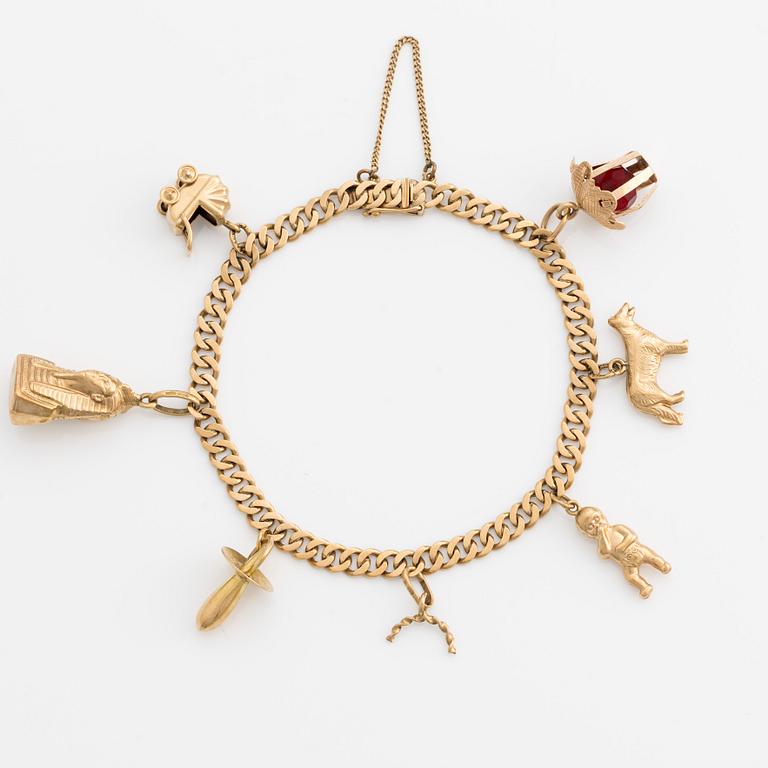 Bracelet 18k gold with charms.