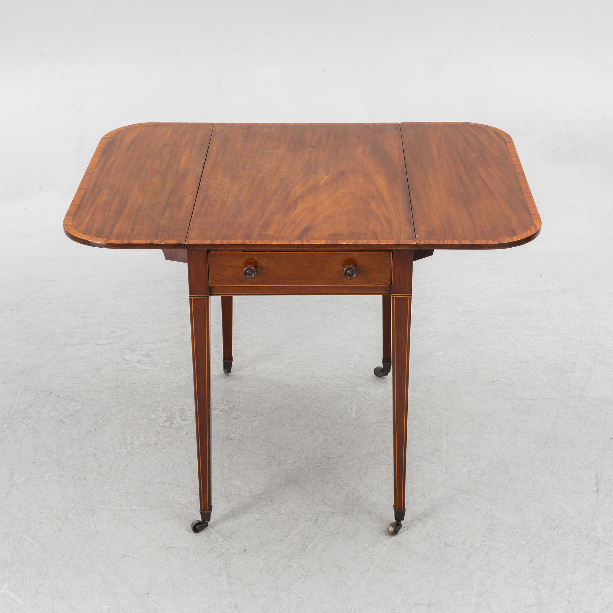Pembroke table, England, 19th century.