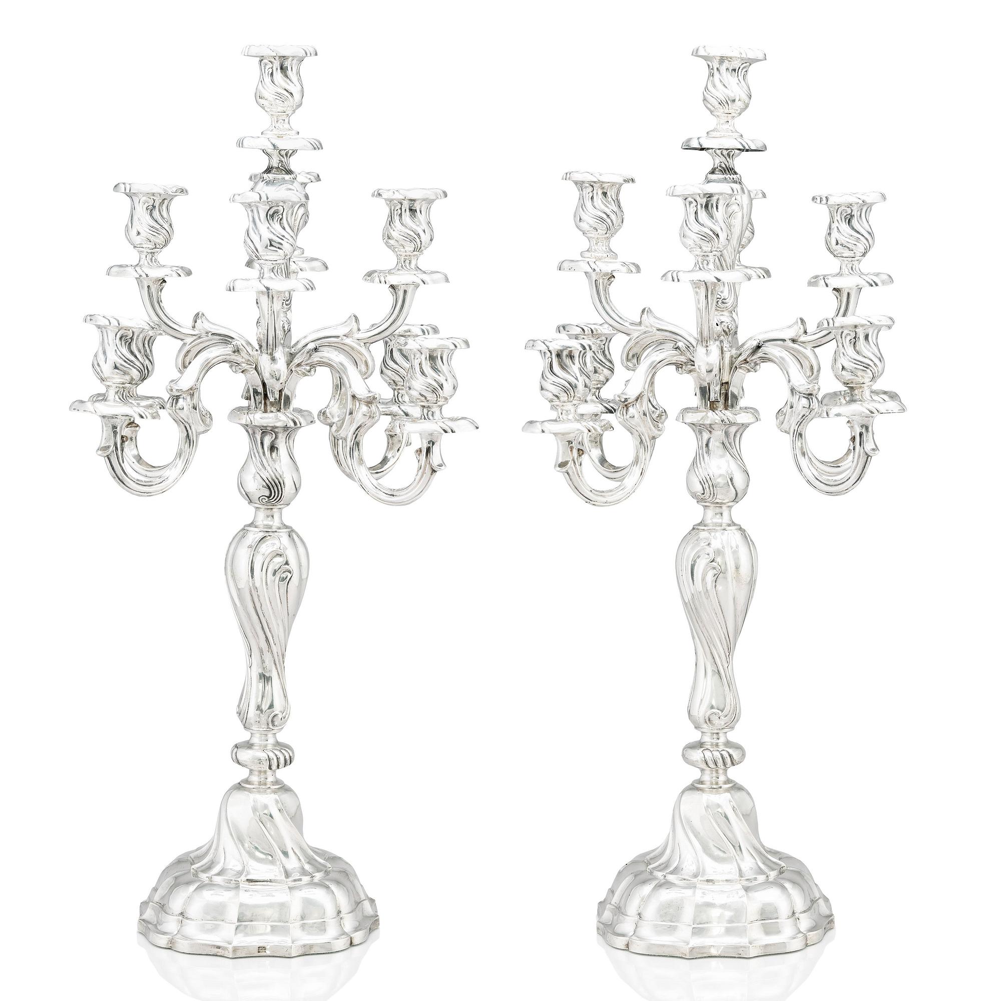 Hermann Julius Wilm, kandelabrar, silver 750, ett par, Louis XV-stil, Berlin, omkring år 1900.