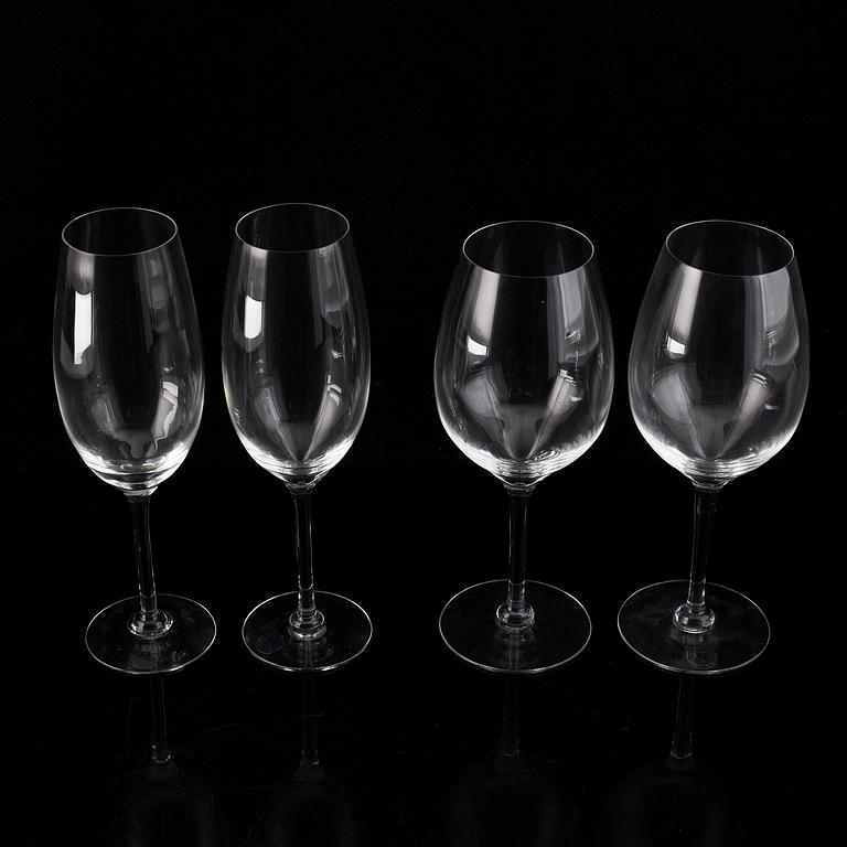 Reijmyre Glasbruk, 23 st vitvinsglas och 24 st champagneglas, modell "Senses", design Lina Öhlund.