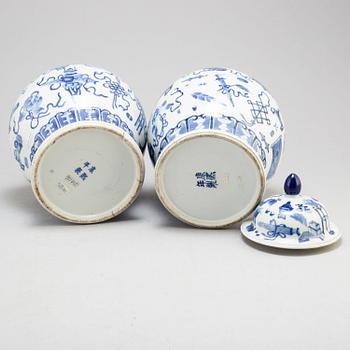 A pair of blue and white vases, Qing dynasty, Guangxu (1875-1908).