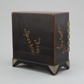 A Japanese cabinet, 20th century.