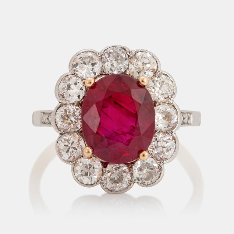 Ring 18K guld och platina med en fasettslipad rubin vikt ca 3.35 ct samt gammalslipade diamanter.
