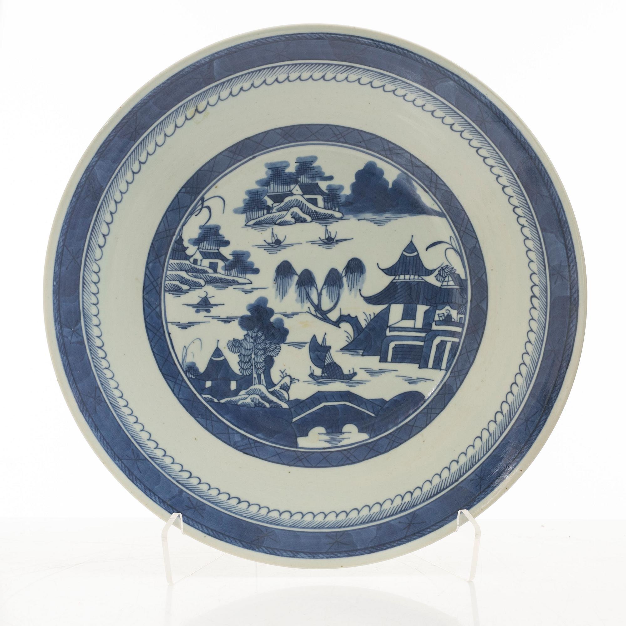 Two serving dishes, China, 19th century.