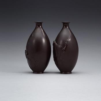 A pair of bronze vases, Meiji (1868-1912).