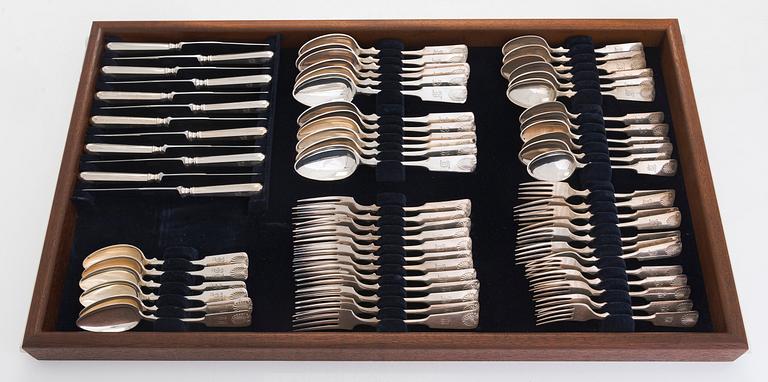 A 174-piece shell model silver cutlery set in a cutlery cabinet,   Finnish hallmarks, mostly from 1922-74.