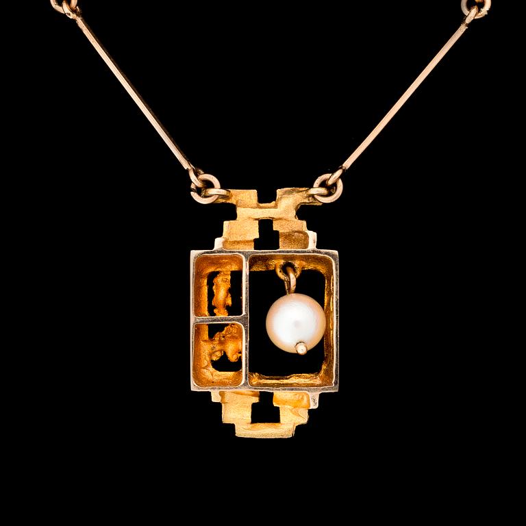 BJÖRN WECKSTRÖM, NECKLACE, "Magic pearl", 14K gold, cultured pearl. Lapponia 1968.