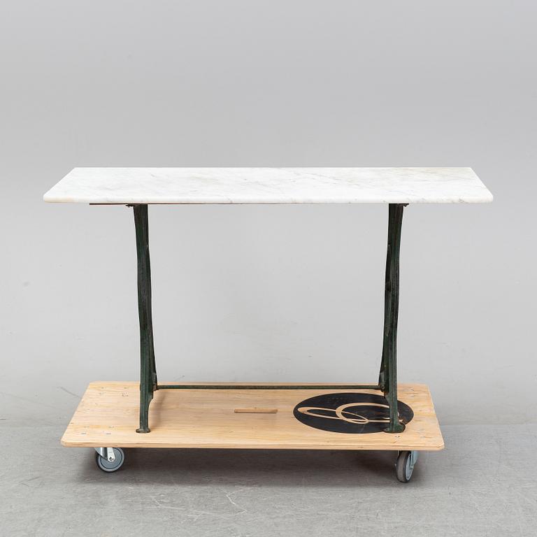 A marble and cast iron taböe, early 20th century.