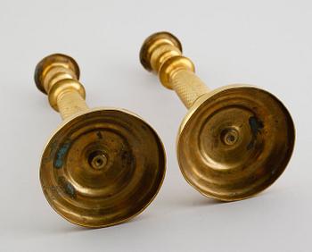 LJUSSTAKAR, 1 par, förgylld brons, senempire, 1800-talets första hälft.