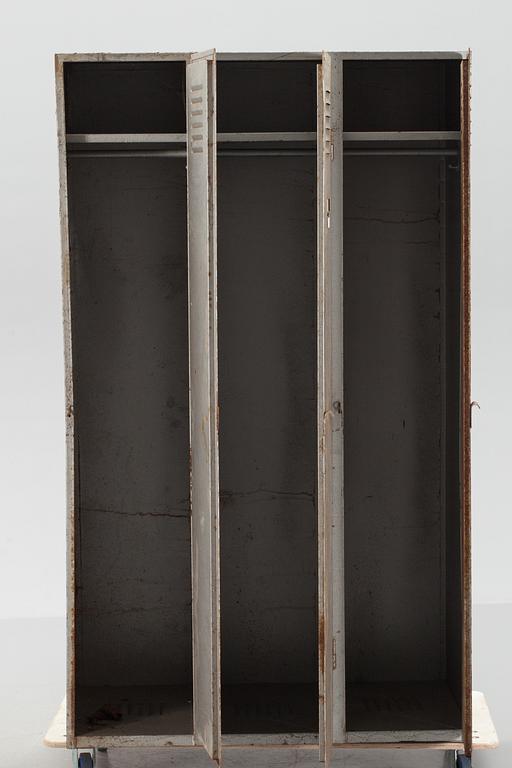 KLÄDSKÅP, bemålad plåt, industri. Omkring 1900-talets mitt.