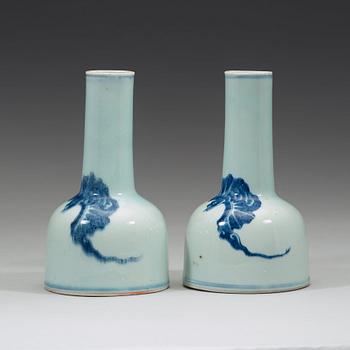 A pair of blue and white porcelain mallet form vases, Qing dynasty, 19th century.