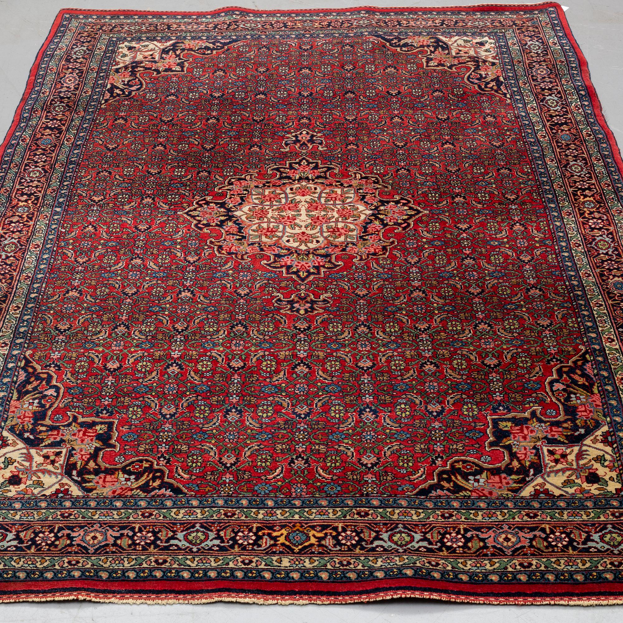 A RUG, an old Bidjar, ca 226 x 144,5-150,5 cm (as well as 1 cm flat weave at the ends).