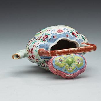 A famille rose teapot, Qing dynasty, 19th Century.