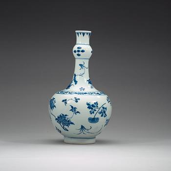 A blue and white vase, Transition, 17th Century.