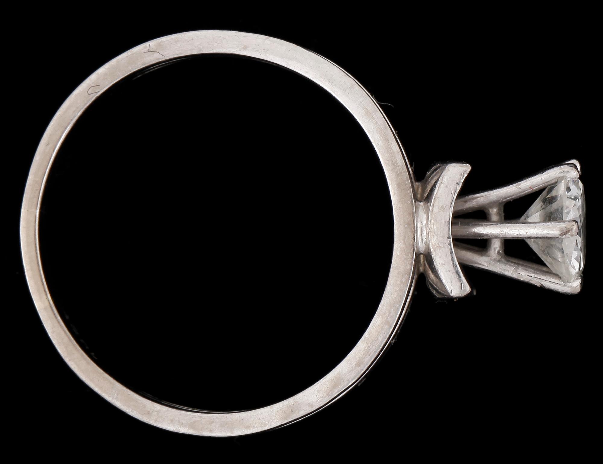 RING, 18k vitguld med briljantslipad diamant ca0,98ct. Vikt 6g.