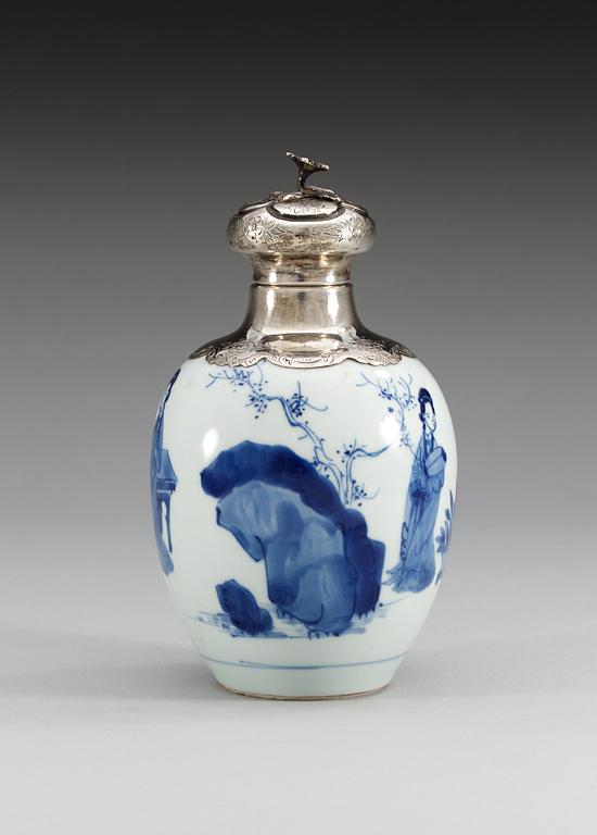 A blue and white tea caddy with silver mount, Qing dynasty, Kangxi (1662-1722).