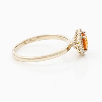 Ring 14K gold with citrine and brilliant-cut diamonds.
