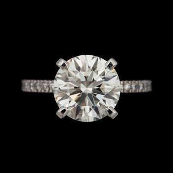 1086. RING med en briljantslipad diamant, 4.10 ct H/VS2.