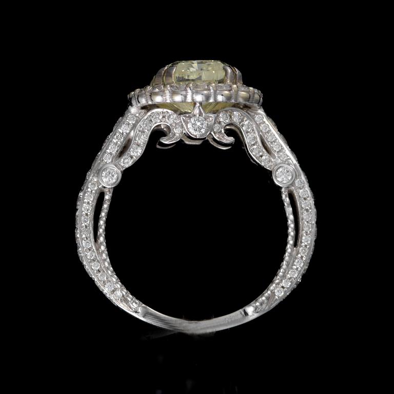 RING, 18K vitguld, diamant 5,014 ct, briljantslipade  diamanter totalt ca 0,90 ct. Vikt ca 8 g.