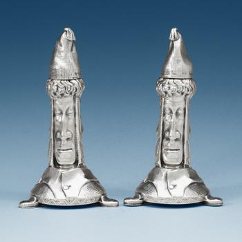 934. A pair of English Victorian silver candlesticks, makers mark possibly of Henry Willian Dee, London 1878-1879.