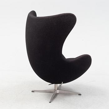An 'Egg chair' by Arne Jacobsen, for Fritz Hansen dated 2001.