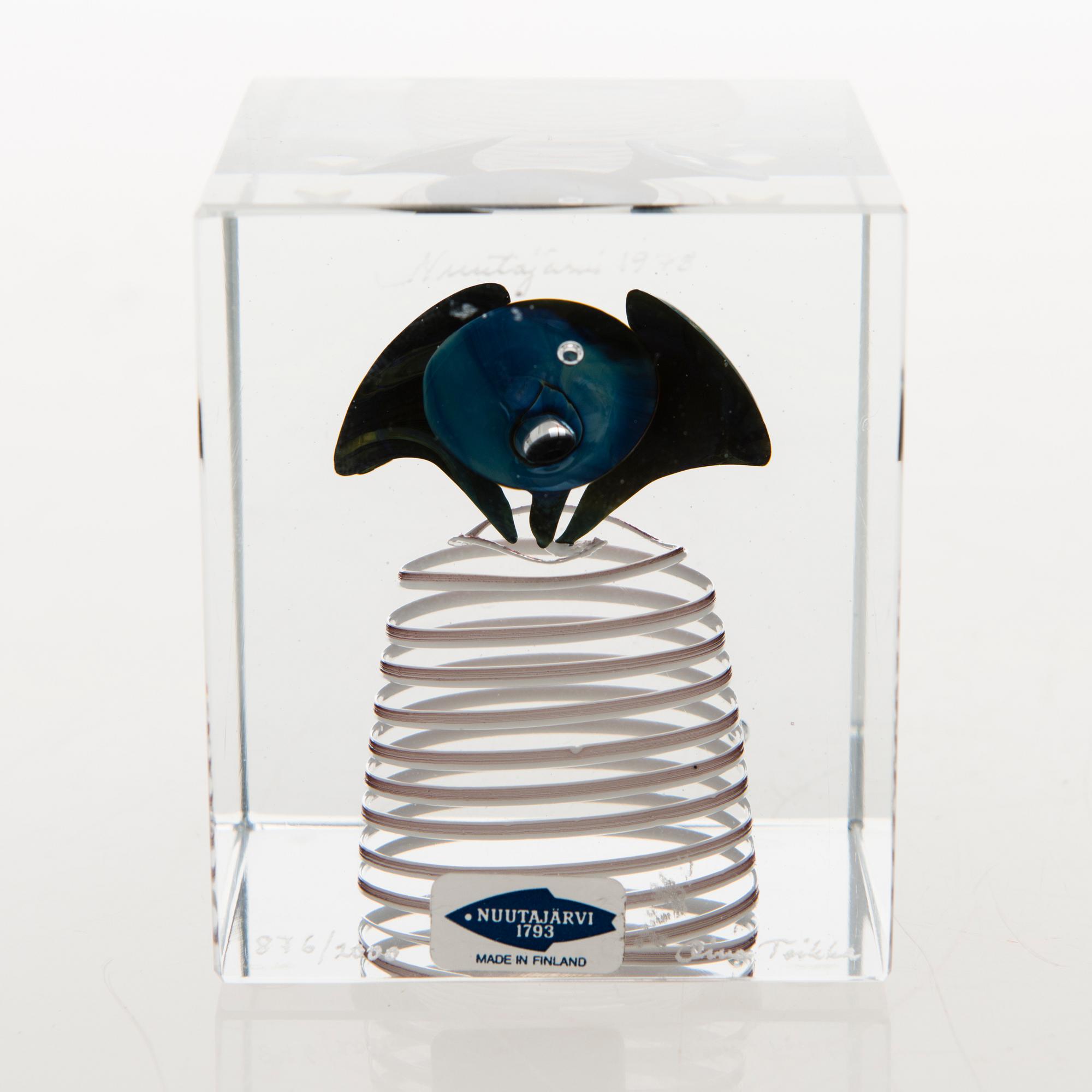 OIVA TOIKKA, An annual glass cube, signed Oiva Toikka Nuutajärvi 1978 and numbered 876/2000.
