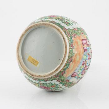 A Chinese Canton vase/bottle with cover, 19th century.
