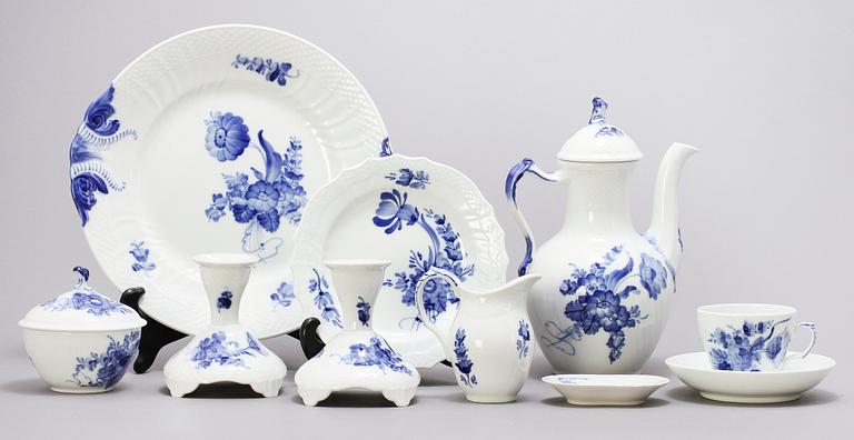 SERVISDELAR, 30 st, porslin, "Blå blomst", Royal Copenhagen.