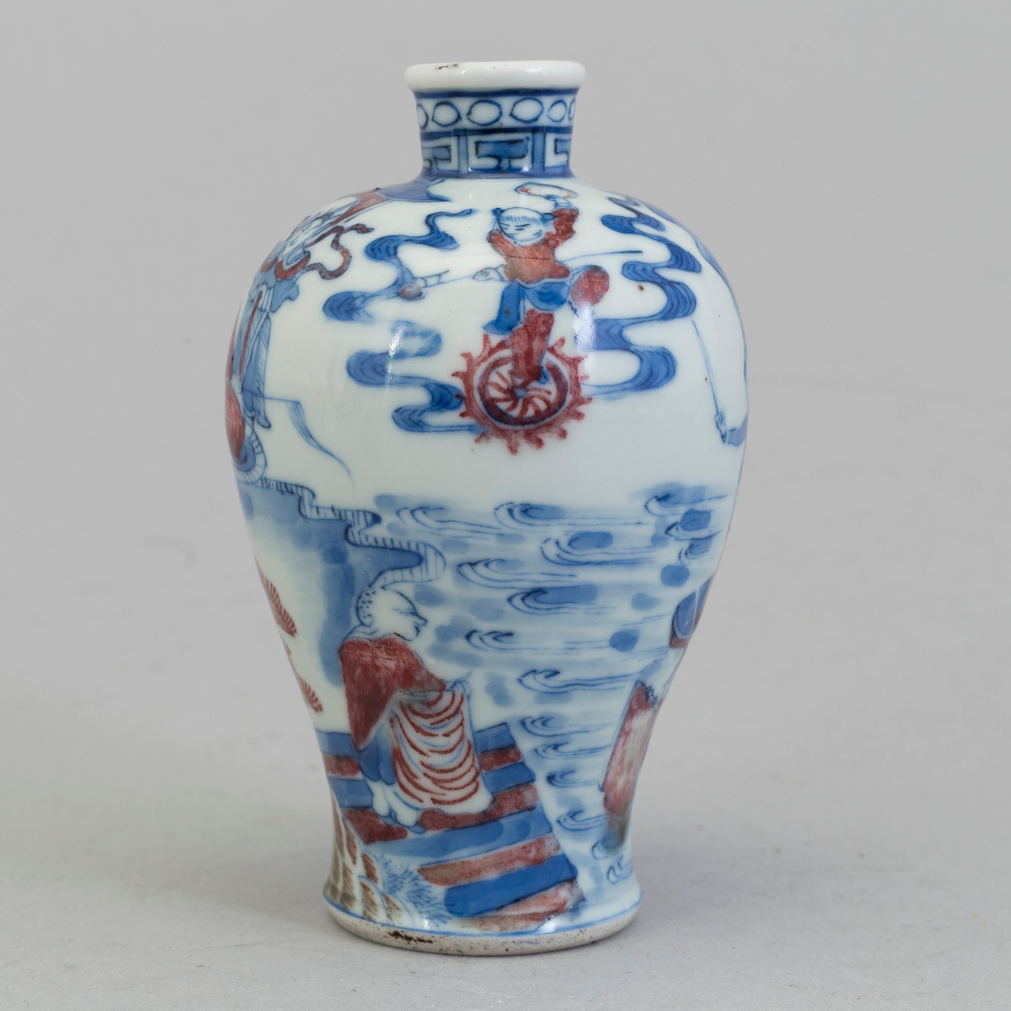 A large and beautiful copper-red and underglazed blue and white porcelain snuff bottle, Qing dynasty, Guangxu (1874-1908.