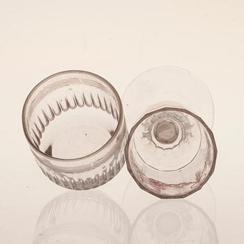 PARTI GLASFÖREMÅL, 5 delar, 1700/1800-tal.