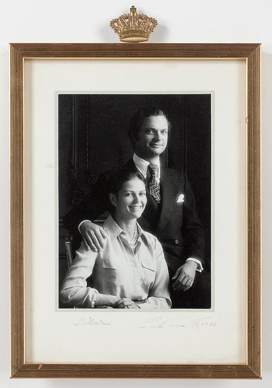 ROYAL PHOTOGRAPH, King Carl XVI Gustaf och drottning Silvia, signed and dated 1980. Photo signed Claës Lewenhaupt.