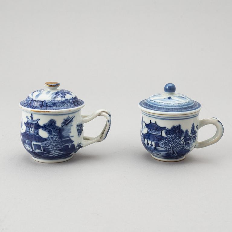 A group of 14 blue and white, famille rose and imari porcelain objects, Qing dynasty, 18th-19th century.