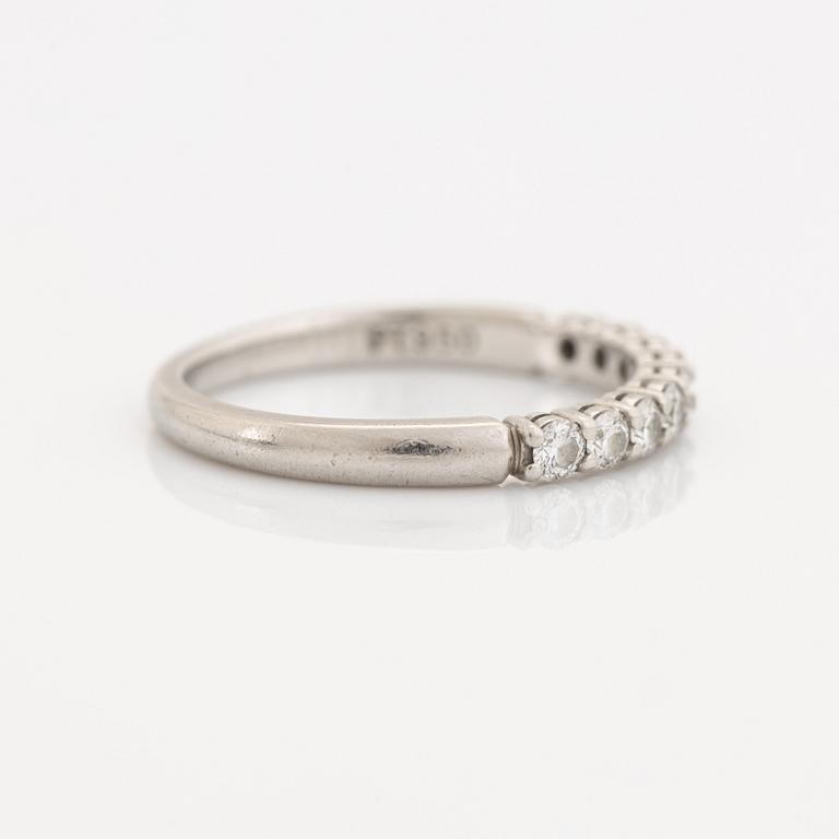 Tiffany & Co, Ring, halvallians platina med briljantslipade diamanter.